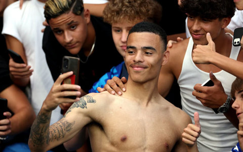 Greenwood ăn mừng cùng fan Getafe